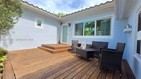 390 NE 127th St, North Miami, FL 33161