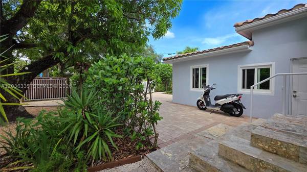 390 NE 127th St, North Miami, FL 33161