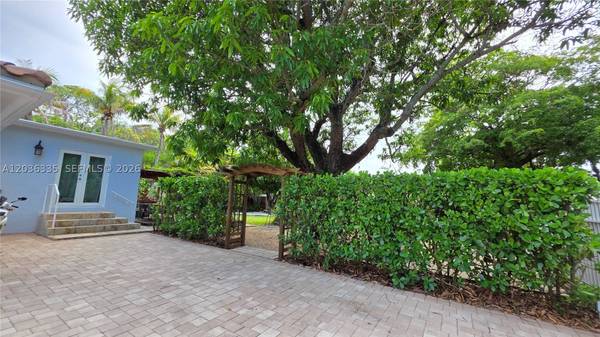 390 NE 127th St, North Miami, FL 33161