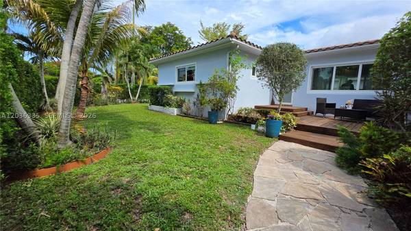 390 NE 127th St, North Miami, FL 33161