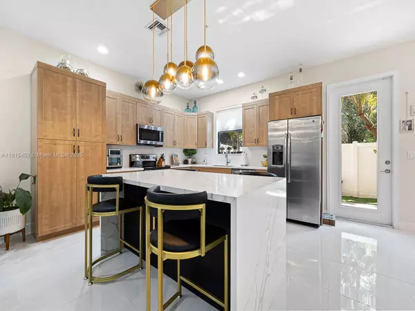 20930 NW 1st St, Pembroke Pines, FL 33029