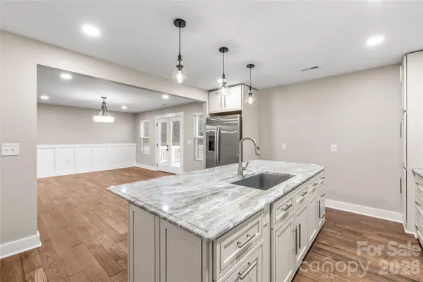 11956 Sam Black RD, Midland, NC 28107