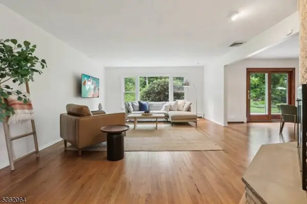 70 Leamoor Dr, Morris Plains Boro, NJ 07950