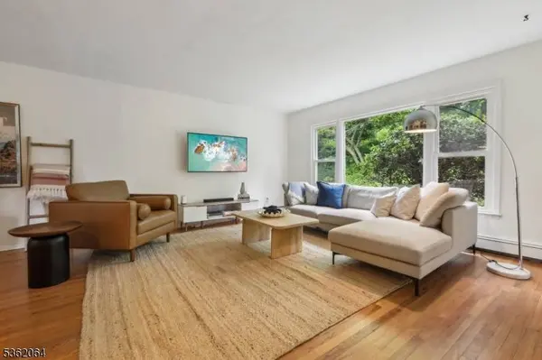 70 Leamoor Dr, Morris Plains Boro, NJ 07950