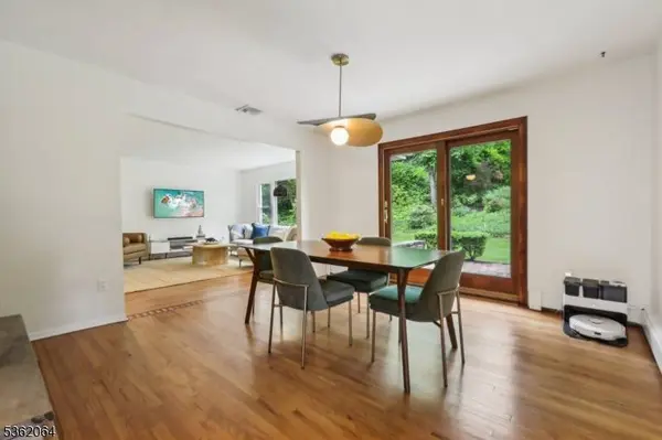 70 Leamoor Dr, Morris Plains Boro, NJ 07950