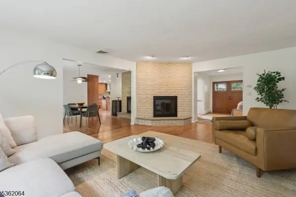 70 Leamoor Dr, Morris Plains Boro, NJ 07950