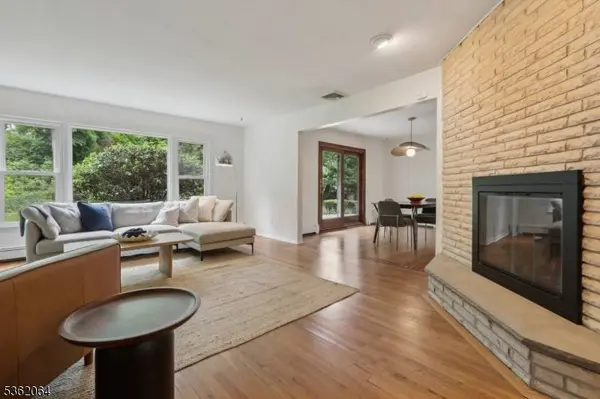 70 Leamoor Dr, Morris Plains Boro, NJ 07950