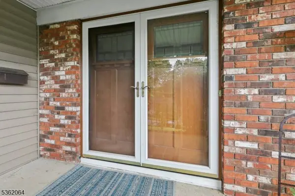 70 Leamoor Dr, Morris Plains Boro, NJ 07950