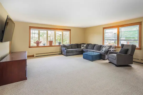 12 Laverne DR, Rutland City, VT 05701