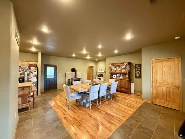 29384 Wabaunsee RD, Alma, KS 66401