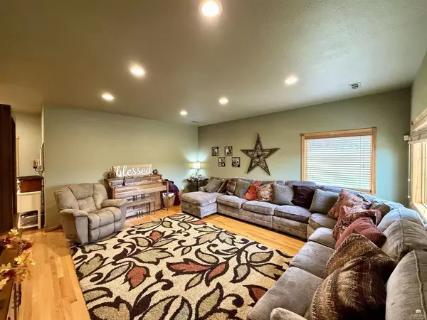 29384 Wabaunsee RD, Alma, KS 66401