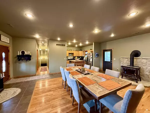 29384 Wabaunsee RD, Alma, KS 66401