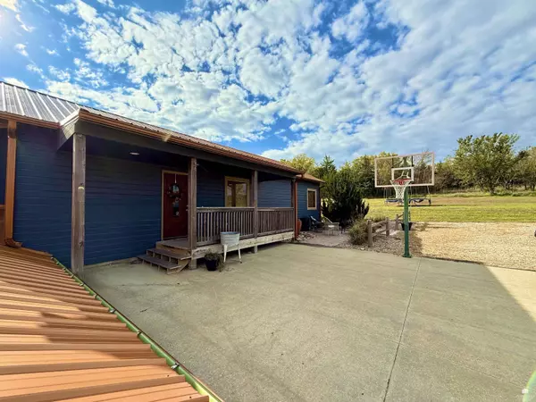 29384 Wabaunsee RD, Alma, KS 66401