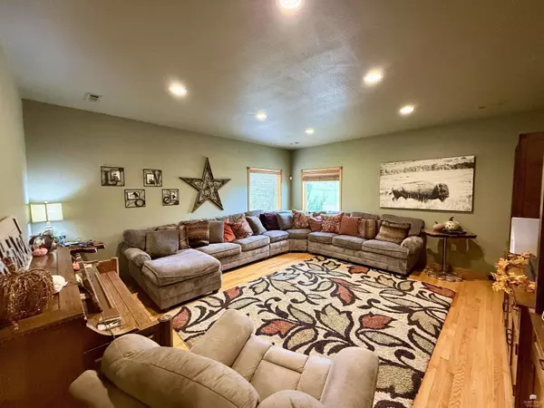 29384 Wabaunsee RD, Alma, KS 66401