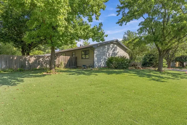 401 N Oak Forest Ln, Derby, KS 67037