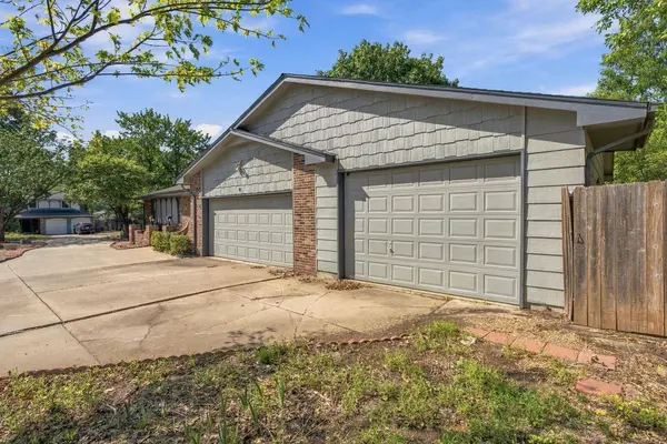 401 N Oak Forest Ln, Derby, KS 67037