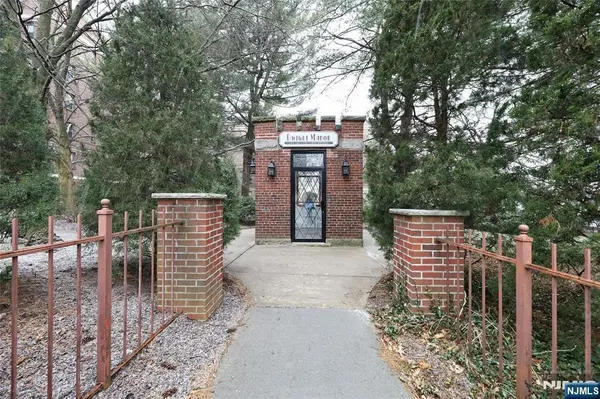  $385,000 Condo at Dwight Manor | 100 E Palisade Ave Unit D12, Englewood NJ | @siscamoves