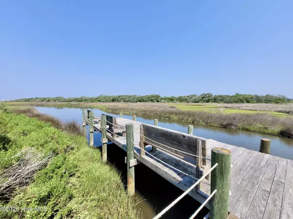 301 Mandalay CT #F, Surf City, NC 28445