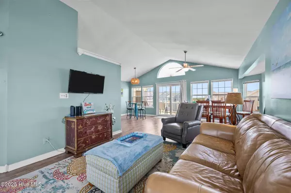 104 Calinda Cay CT, North Topsail Beach, NC 28460