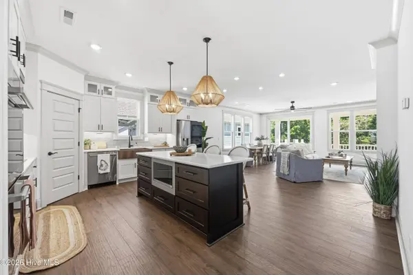 611 Moss Lake LN, Holly Ridge, NC 28445