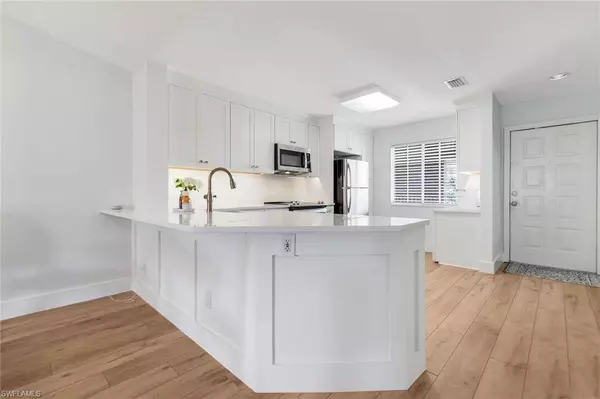 7767 Jewel LN #203, Naples, FL 34109