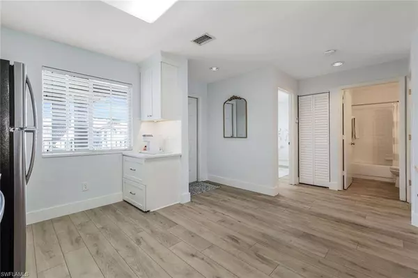 7767 Jewel LN #203, Naples, FL 34109