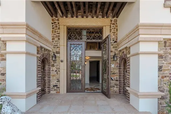 200 S Golf DR, Naples, FL 34102