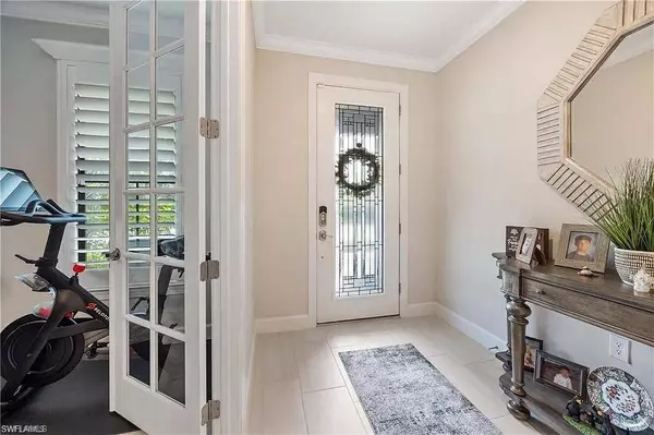 10367 Ventana LN, Naples, FL 34120