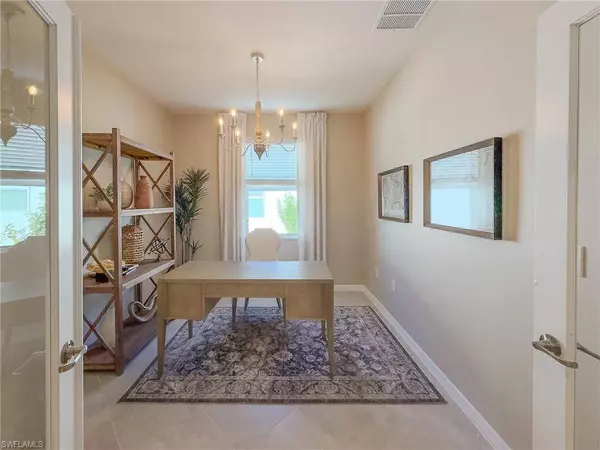 2314 Avocado LN, Naples, FL 34120