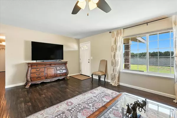 12156 E Mckinley AVE, Sanger, CA 93657