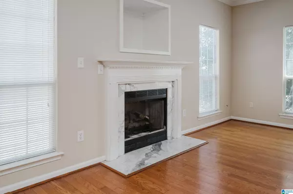 1042 WINDSOR PARKWAY, Moody, AL 35004