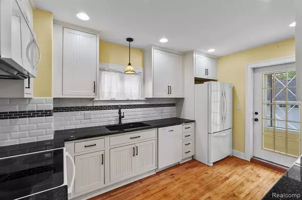 34 Sylvan Avenue, Pleasant Ridge, MI 48069