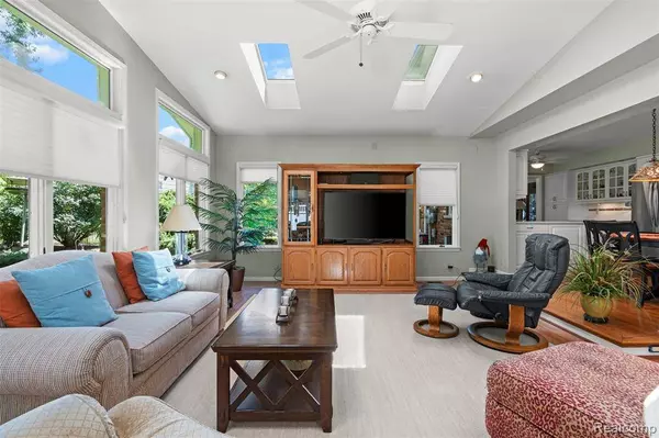 15920 Gary Lane, Livonia, MI 48154