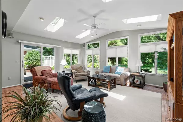 15920 Gary Lane, Livonia, MI 48154