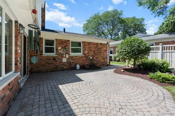 15920 Gary Lane, Livonia, MI 48154