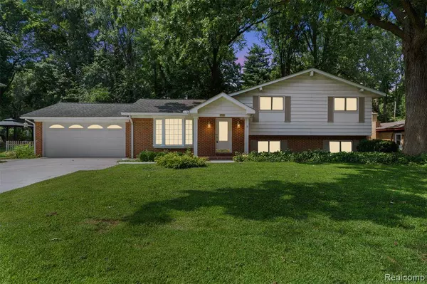 6223 Thorneycroft Drive, Shelby Twp, MI 48316