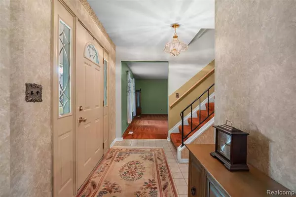 29651 Colony Circle Drive, Farmington, MI 48334