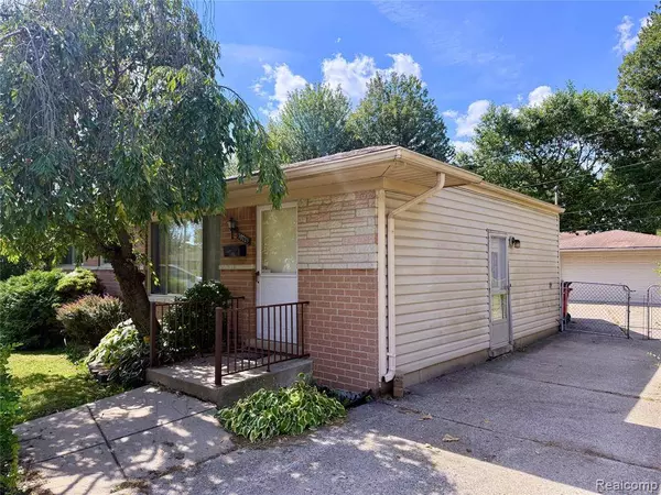 30729 Mayflower Street, Roseville, MI 48066