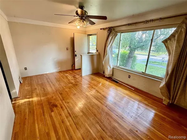 30729 Mayflower Street, Roseville, MI 48066