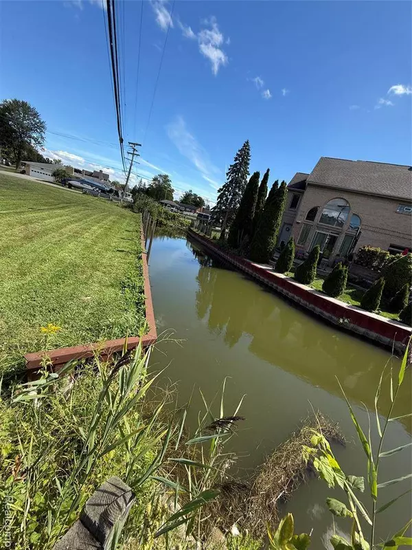 000 Pointe Rosa Street, Harrison Twp, MI 48045