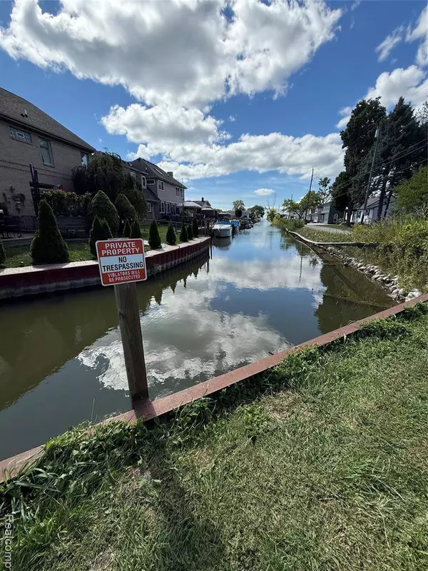 000 Pointe Rosa Street, Harrison Twp, MI 48045