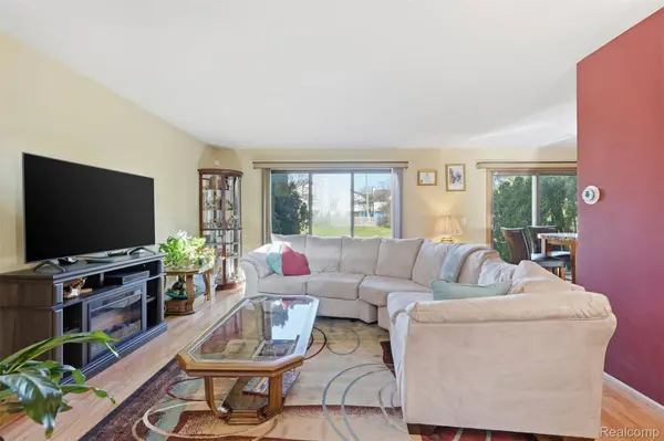 20148 Evergreen Meadows RD, Southfield, MI 48076
