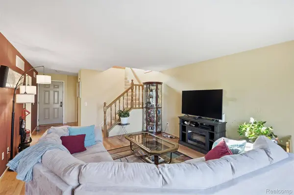 20148 Evergreen Meadows RD, Southfield, MI 48076