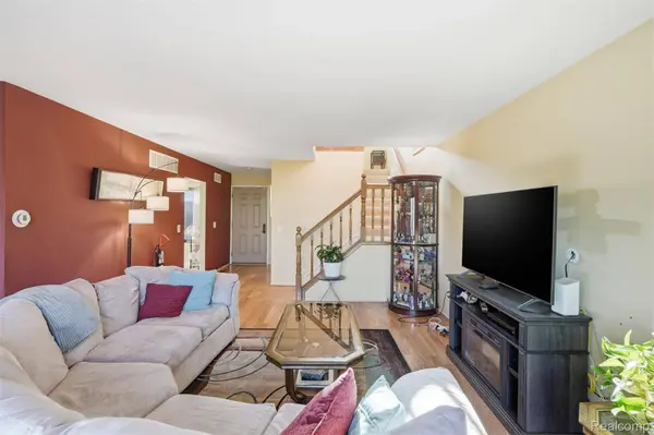 20148 Evergreen Meadows RD, Southfield, MI 48076