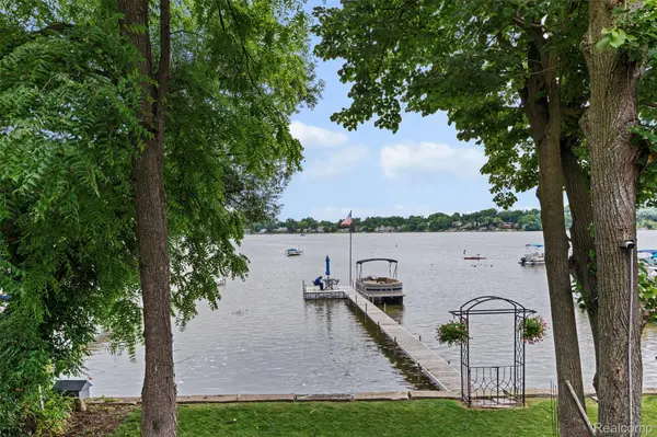 4616 Cass Elizabeth RD, Waterford, MI 48328