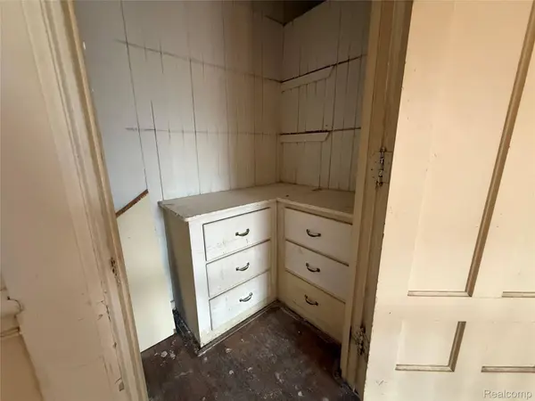 1818 Iroquois ST, Detroit, MI 48214