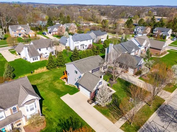 58 Blackberry DR, White Lake Charter Township, MI 48386