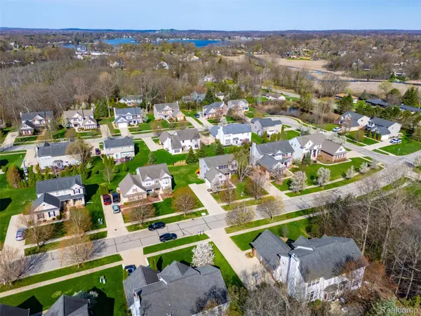 58 Blackberry DR, White Lake Charter Township, MI 48386