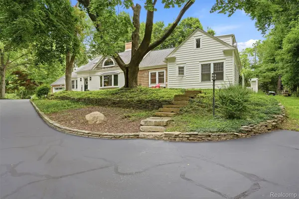 27310 Crestwood DR, Franklin Village, MI 48025
