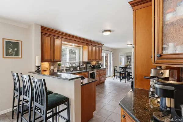 19364 Gill RD, Livonia, MI 48152